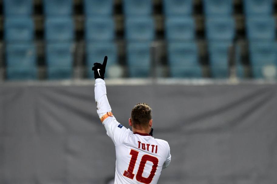 La gioia di Totti, al secondo centro in questa Champions. Afp